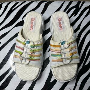 Pastel slip on sketcher sandals 
Size: best fit women’s 7 (marked an 8)